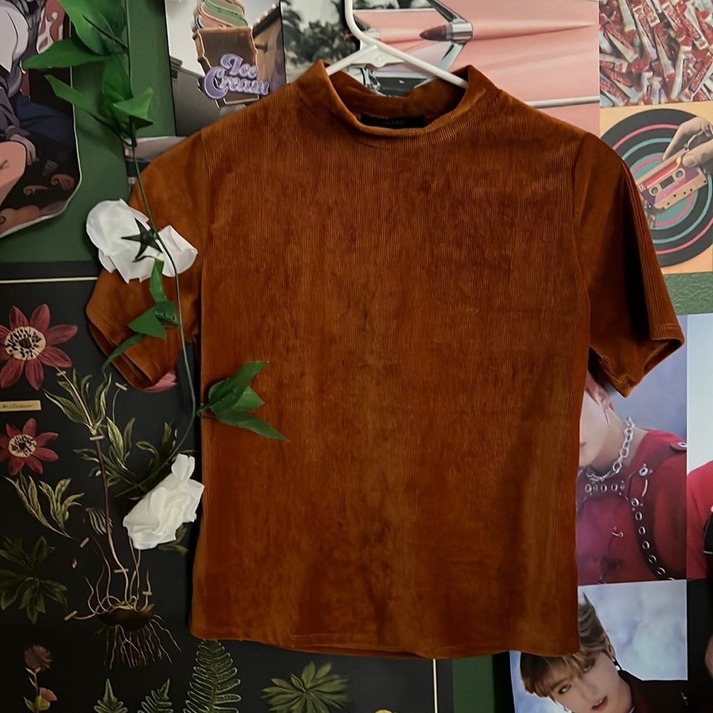 It’s a Medium crop top with a close-up neck